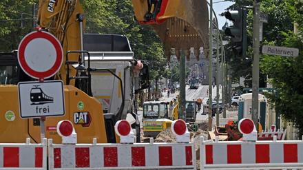Seit Mitte Juli wird an der Kreuzung Friedrich-Ebert-Straße / Alleeweg/ Reiterweg gebaut. Zum 2. September soll der erste Bauabschnitt fertiggestellt sein, die Kreuzung teilweise wieder befahrbar sein.