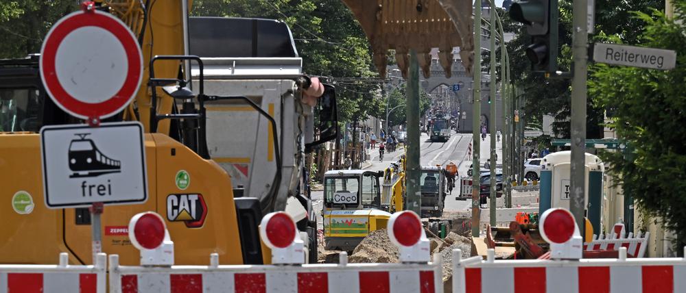 Seit Mitte Juli wird an der Kreuzung Friedrich-Ebert-Straße / Alleeweg/ Reiterweg gebaut. Zum 2. September soll der erste Bauabschnitt fertiggestellt sein, die Kreuzung teilweise wieder befahrbar sein.