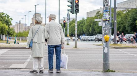 Oft zu Sparsamkeit gezwungen: Senioren in Deutschland, hier ein älteres Paar wartet an einer Ampel. 