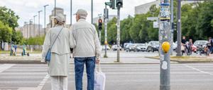 Oft zu Sparsamkeit gezwungen: Senioren in Deutschland, hier ein älteres Paar wartet an einer Ampel. 