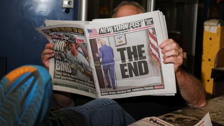 Ein Leser  der New Yorck Post mit der Titelseite von Joe Bidens Rückzug von der Kandidatur.