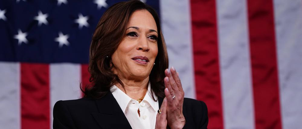 Kamala Harris vor US-Flagge.