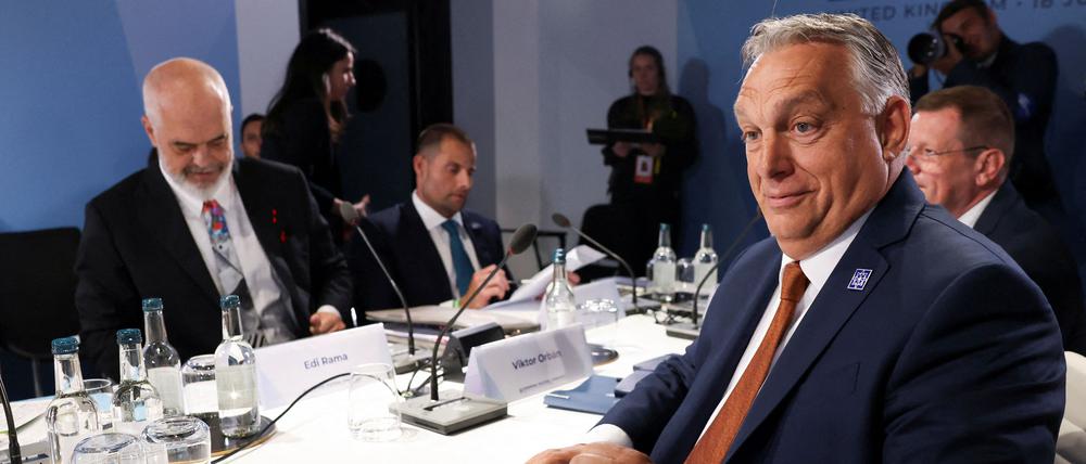 Albaniens Premierminister Edi Rama (l.) und Ungarns Premierminister Viktor Orban nehmen an einer Arbeitsgruppensitzung in Woodstock, Südengland teil. (Archivbild vom 18. Juli 2024)