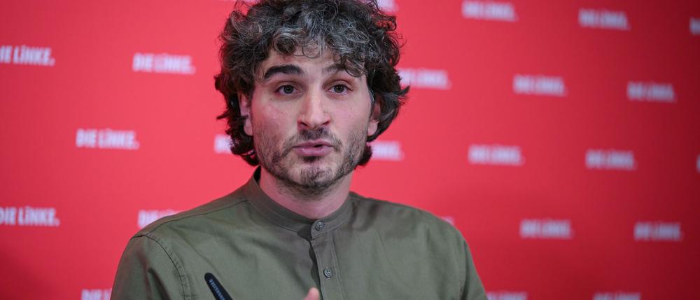 Ates Gürpinar (Linke) fordert eine „Bahnreform 2.0“ für verlässlichere und billigere Fahrten im Zug. (Archivbild)