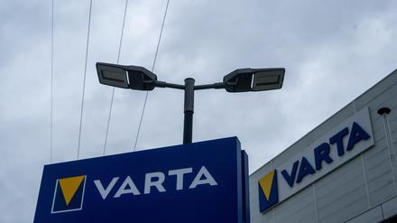 22.07.2024, Baden-Württemberg, Ellwangen: Über der Zentrale des Batterieherstellers Varta ziehen dunkle Wolken auf. Varta will verhindern, dass das Unternehmen in die Pleite rutscht. Foto: Stefan Puchner/dpa +++ dpa-Bildfunk +++