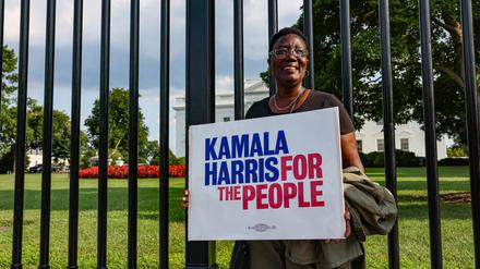 Vor dem Weißen Haus unterstützt eine Sympathisantin eine Kandidatur für die Präsidentschaft von Kamala Harris.