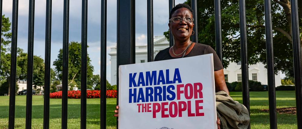 Vor dem Weißen Haus unterstützt eine Sympathisantin eine Kandidatur für die Präsidentschaft von Kamala Harris.