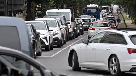 In der Jägerallee stauen sich die Autos, seit eine Baustelle die Alleestraße blockiert.