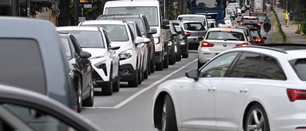 In der Jägerallee stauen sich die Autos, seit eine Baustelle die Alleestraße blockiert.