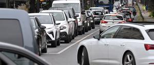 In der Jägerallee stauen sich die Autos, seit eine Baustelle die Alleestraße blockiert.