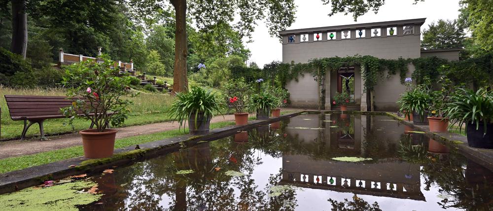 Blick in den Paradiesgarten im Park Sanssouci mit dem Stibadium.