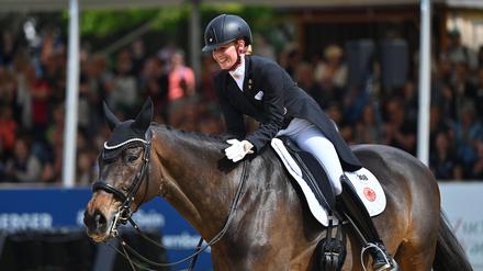 Jessica von Bredow-Werndl hat 2021 in Tokio zwei Goldmedaillen in der Dressur gewonnen.