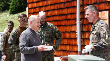Beim Besuch auf der Reiteralpe zeigt sich Kanzler Scholz zuversichtlich und sieht die Truppe gut gerüstet für die Zukunft.