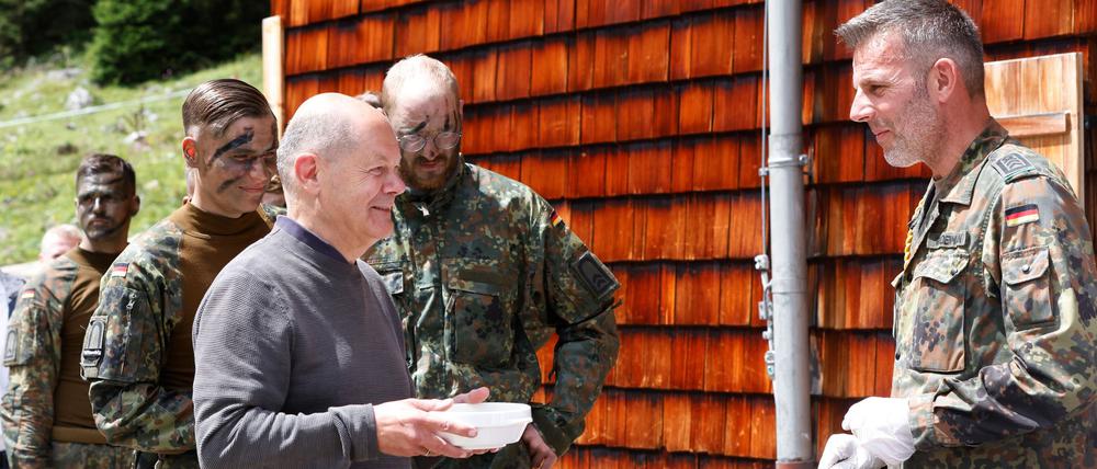 Beim Besuch auf der Reiteralpe zeigt sich Kanzler Scholz zuversichtlich und sieht die Truppe gut gerüstet für die Zukunft.