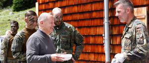 Beim Besuch auf der Reiteralpe zeigt sich Kanzler Scholz zuversichtlich und sieht die Truppe gut gerüstet für die Zukunft. 