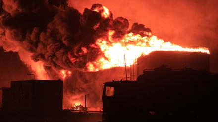 Ein Feuer in einem Öldepot in Hodeida. 