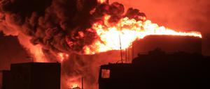 Ein Feuer in einem Öldepot in Hodeida. 