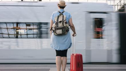 Frau wartet nach Ankunft in Berlin auf dem Bahnsteig in Berlin