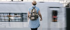 Frau wartet nach Ankunft in Berlin auf dem Bahnsteig in Berlin