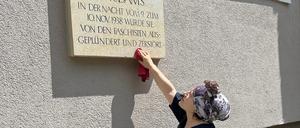 Fidan Akhundova führt die Interessierten beim Theaterrundgang „Unter Nachbarn“ durch die jüdische Geschichte Potsdams.