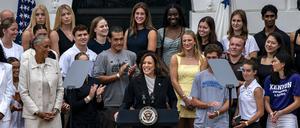 Vizepräsidentin Kamala Harris empfängt College-Basketballteams im Weißen Haus, während sich der US-Präsident in Delaware von seiner Corona-Erkrankung erholt.