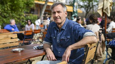 Dominik Ries, der Inhaber des Schleusenkrugs, in seinem Biergarten.