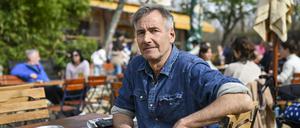 Dominik Ries, der Inhaber des Schleusenkrugs, in seinem Biergarten.