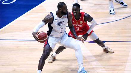 Basketball-Stars unter sich: James gegen Schröder.