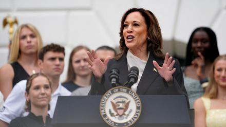 Vizepräsidentin Kamala Harris spricht vor College-Basketballern auf der South Lawn hinter dem Weißen Haus.