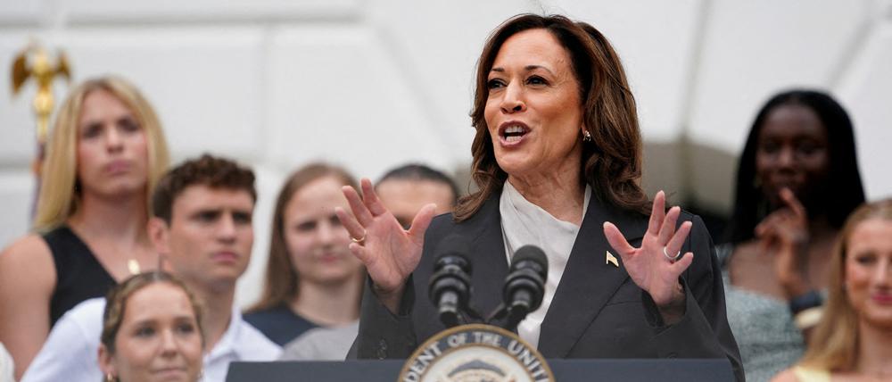 Vizepräsidentin Kamala Harris spricht vor College-Basketballern auf der South Lawn hinter dem Weißen Haus.