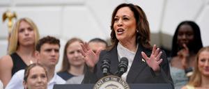 Vizepräsidentin Kamala Harris spricht vor College-Basketballern auf der South Lawn hinter dem Weißen Haus.