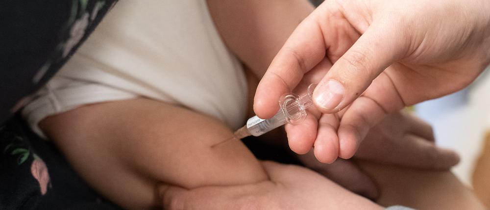 Eine Kinderärztin impft in einem Behandlungszimmer ihrer Kinderpraxis einen Säugling gegen das Respiratorisches Synzytial-Virus (Symbolbild).