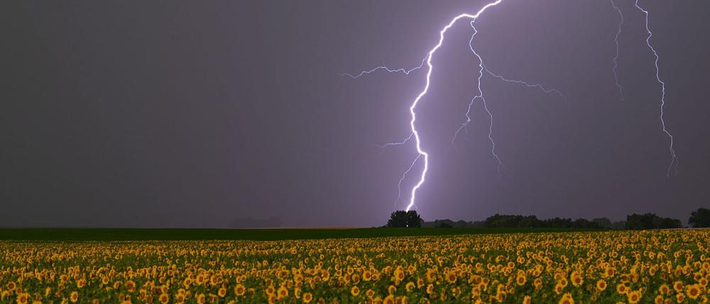 Nach einem heiteren Start ziehen am Dienstag Gewitter auf. (Symbolbild)