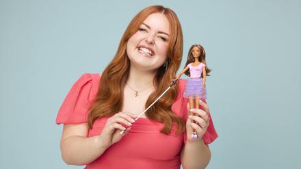 Die blinde Rundfunksprecherin und Behindertenaktivistin Lucy Edwards posiert mit der ersten blinden Barbie.