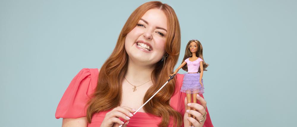 Die blinde Rundfunksprecherin und Behindertenaktivistin Lucy Edwards posiert mit der ersten blinden Barbie.