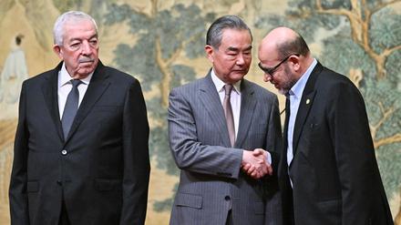 Mahmoud al-Aloul, stellvertretender Vorsitzender des Zentralkomitees der palästinensischen Organisation und politischen Partei Fatah, Chinas Außenminister Wang Yi und Mussa Abu Marzuk, ranghohes Mitglied der palästinensischen islamistischen Bewegung Hamas. 