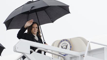 Vizepräsidentin Kamala Harris besteigt die Air Force Two auf der Andrews Air Force Base.