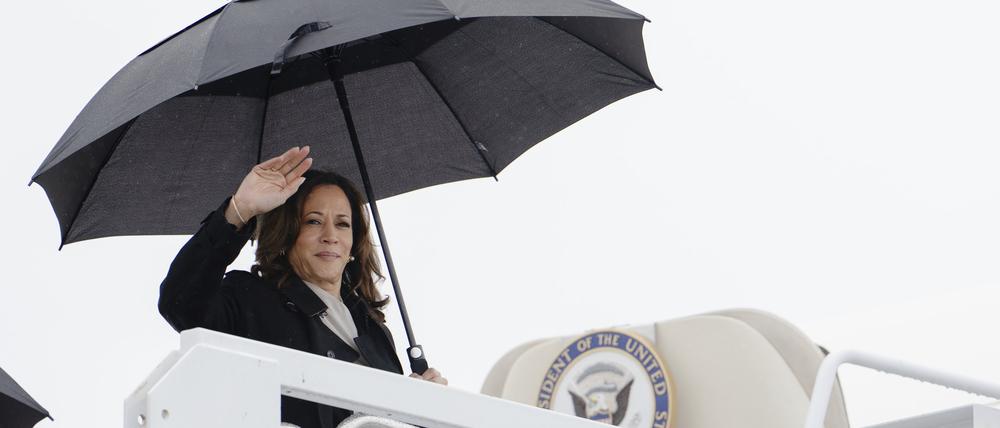 Vizepräsidentin Kamala Harris besteigt die Air Force Two auf der Andrews Air Force Base.