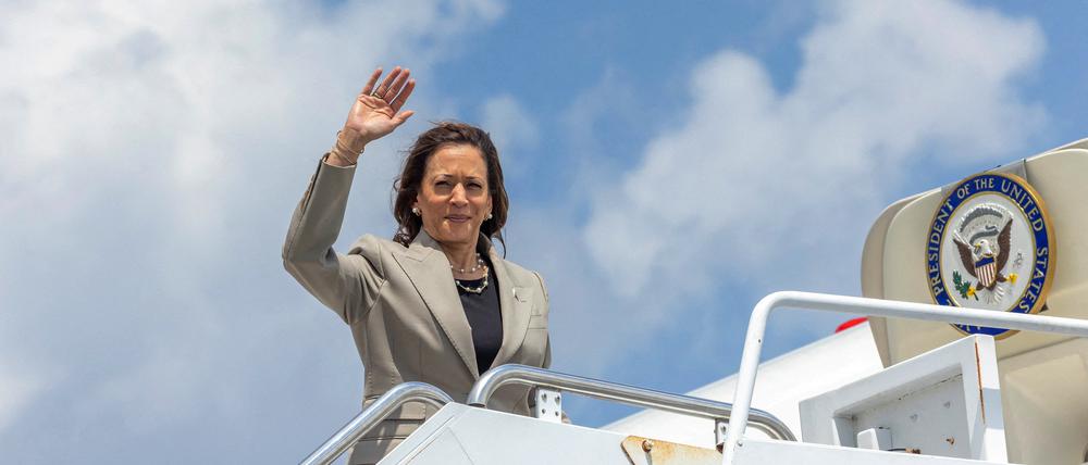 US-Vizepräsidentin Kamala Harris besteigt die Air Force Two auf dem Pope Army Airfield in North Carolina.