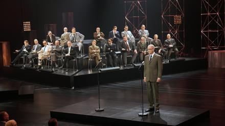 Peter Lohmeyer als Zeuge in einer Szene des Films „Die Ermittlung“.
