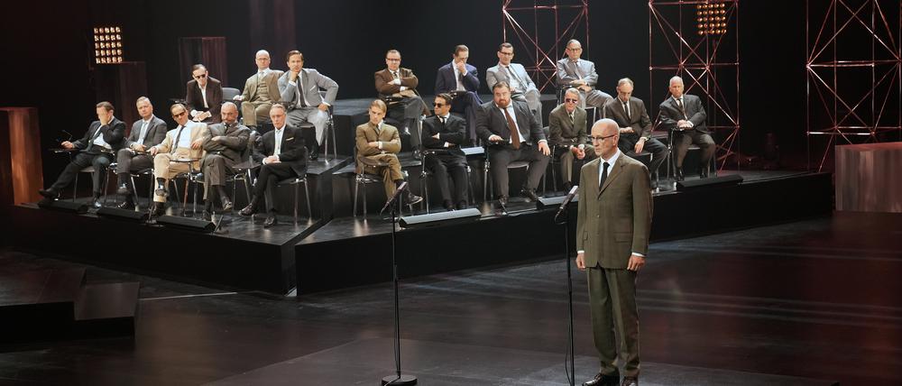 Peter Lohmeyer als Zeuge in einer Szene des Films „Die Ermittlung“.