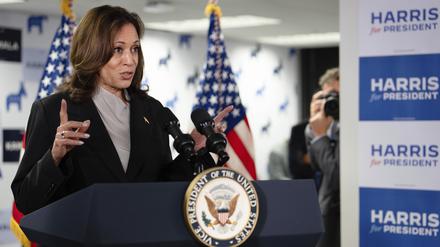 US-Vizepräsidentin Kamala Harris spricht in der Zentrale ihrer Kampagne.