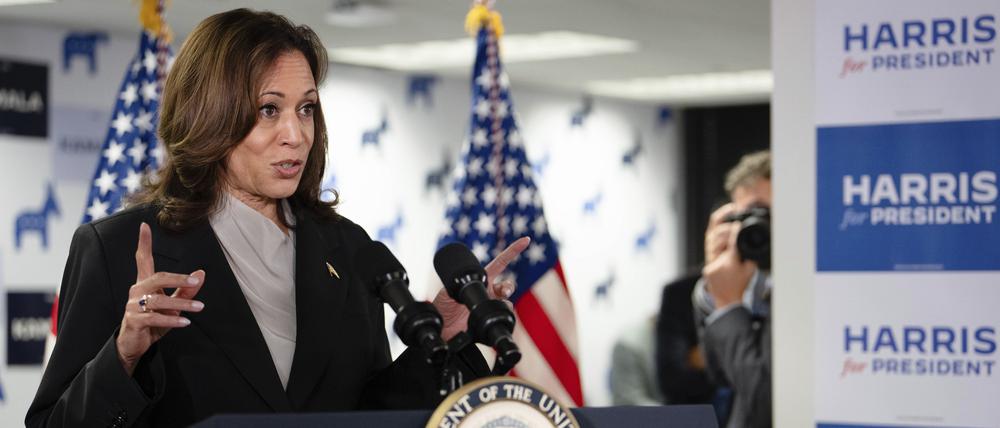 US-Vizepräsidentin Kamala Harris spricht in der Zentrale ihrer Kampagne.