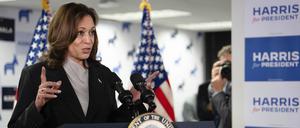 US-Vizepräsidentin Kamala Harris spricht in der Zentrale ihrer Kampagne.