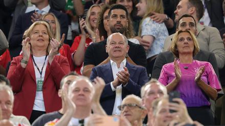 Bundeskanzler Olaf Scholz (SPD) steht mit seiner Frau Britta Ernst (r) und Bärbel Bas (SPD), Bundestagspräsidentin, auf der Tribüne.