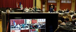 ... ich hab gestern während der BVV noch Fotos gemacht von der Livestream Hardware. 
Berlin BVV
Foto: Robert Klages