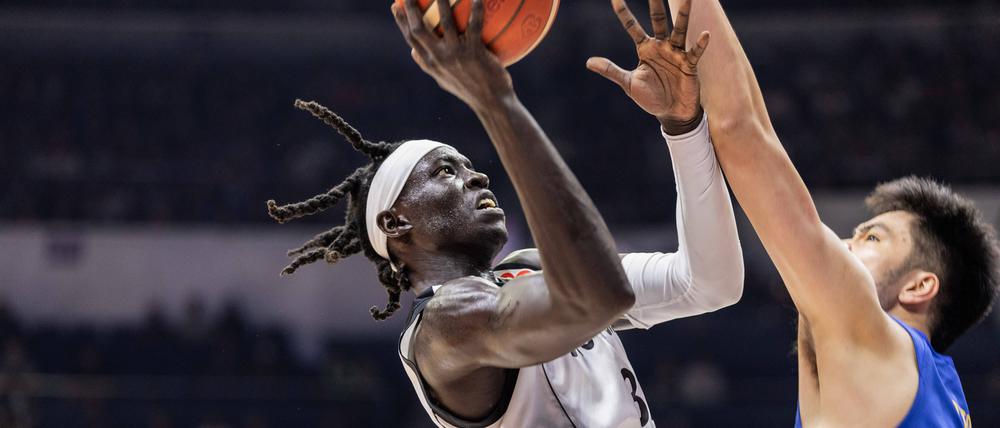Wenyen Gabriel (links) spielte einige Jahre in der NBA.