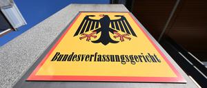 Karlsruhe: Ein Hinweisschild mit Bundesadler und dem Schriftzug Bundesverfassungsgericht, aufgenommen vor dem Bundesverfassungsgericht (Archivbild vom 23.04.2024).