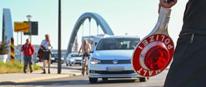 Ein Beamter der Bundespolizei steht am deutsch-polnischen Grenzübergang Stadtbrücke bei einer Kontrolle gegen die Schleuserkriminalität. 