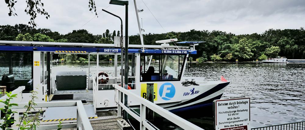 Berlin Köpenick; BVG-Fähre F11 : Wilhelmstrand - Baumschulenstraße überquert die Spree Köpenick
Berlin Köpenick SNB Ferry Q11   crosses the Spree Köpenick